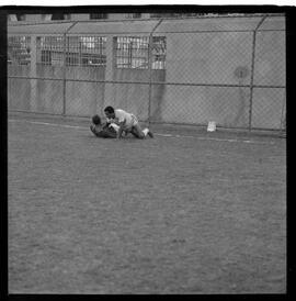 Fotografia "CAMPEONATO CARIOCA DE PROFISSIONAIS DE 1963' (1º Turno) Jogo Bonsucesso x São Cristovão (0 x 1), Reportagem de Esporte" ([Local n/d] , 1963) [negativo]. / Fotógrafo(a): Diniz Rodrigues.  -- ITEM-0002.