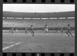 Fotografia "CAMPEONATO CARIOCA DE PROFISSIONAIS DE 1963' (1º Turno) Jogo Vasco da Gama x Olaria (1 x 0) no Maracanã" ([Local n/d] , 1963) [negativo]. / Fotógrafo(a): Demócrito; Ribeiro.  -- ITEM-0058.