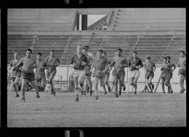 Fotografia "FUTEBOL = FLAMENGO F.C.' treino do Flamengo no Campo do Vasco da Gama" ([Local n/d] , 1963) [negativo]. / Fotógrafo(a): Demócrito Bezerra.  -- ITEM-0003.