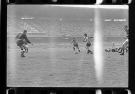 Fotografia "FUTEBOL = 'CAMPEONATO CARIOCA DE PROFISSIONAIS' Jogo Flamengo x Botafogo (3 x 1), America x Portuguesa (2 x 1), Madureira x Bangu (1 x 2), C. Grande x S. Cristovão (1 x 0) e C. Rio x Olaria (1 x 7), Reportagem de Esporte" ([Local n/d] , 1963) [negativo]. / Fotógrafo(a): Equipe.  -- ITEM-0193.