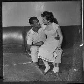 Fotografia "Reportagem com o jogador de futebol Didi do Fluminense na Redação com uma mulher" ([Local n/d] , [Data n/d]) [negativo]. / Fotógrafo(a): Nilo.  -- ITEM-0010.