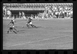 Fotografia "FUTEBOL = 'CAMPEONATO CARIOCA DE PROFISSIONAIS' Jogo Flamengo x Botafogo (3 x 1), America x Portuguesa (2 x 1), Madureira x Bangu (1 x 2), C. Grande x S. Cristovão (1 x 0) e C. Rio x Olaria (1 x 7), Reportagem de Esporte" ([Local n/d] , 1963) [negativo]. / Fotógrafo(a): Equipe.  -- ITEM-0086.