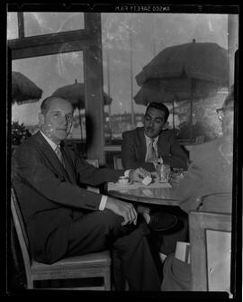 Fotografia "Samuel Wainer no restaurante de 'Última Hora'. Samuel Wainer e Ivo D'Aquino. Busto de Samuel Wainer feito em gesso. Reportagem Geral" ([Local n/d] , [Data n/d]) [negativo]. / Fotógrafo(a): Equipe.  -- ITEM-0001.