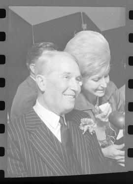 Fotografia "Maurice Chevalier - ent. coletiva no Copa, Reportagem de Raimundo" ([Local n/d] , 1963) [negativo]. / Fotógrafo(a): Luiz Pinto.  -- ITEM-0008.