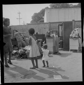 Fotografia "DESPEJOS' Despejo na Rua Maqês [Marquês] de São Vicente por um choque da Polícia Militar, Reportagem de M. Amaral" ([Local n/d] , 1963) [negativo]. / Fotógrafo(a): Ferreira.  -- ITEM-0004.