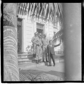 Fotografia "Helio Fernandes na P.E. (Chegada dos advogados, Prado Keli e Prudente de Morais Neto e o presidente do inquérito militar o Gal. Crisanto Figueiredo de Miranda" ([Local n/d] , 1963) [negativo]. / Fotógrafo(a): Rodolfo.  -- ITEM-0018.