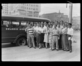 Fotografia "Alunos da Faculdade de Filosofia em visita a redação" ([Local n/d] , [Data n/d]) [negativo]. / Fotógrafo(a): [Autoria n/d].  -- ITEM-0001.