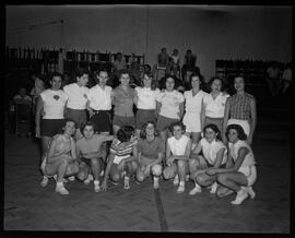 Fotografia "Voleibol - Selecionados brasileiros de voleibol = masculino e feminino" ([Local n/d] , [Data n/d]) [negativo]. / Fotógrafo(a): [Autoria n/d].  -- ITEM-0004.