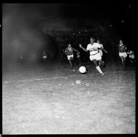 Fotografia "Futebol - São Paulo. Jogo São Paulo x Palmeiras, Esportes" ([Local n/d] , [Data n/d]) [negativo]. / Fotógrafo(a): Equipe.  -- ITEM-0011.