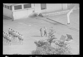 Fotografia "Caso Helio Fernandes (Sr. Miller Fernandes, irmão do jornalista Helio Fernandes, preso em Belo Horizonte, reportagem em sua visita ao irmão no uqrtel [quartel] da PE), Reportagem de Méra" ([Local n/d] , 1963) [negativo]. / Fotógrafo(a): Ferreira.  -- ITEM-0001.