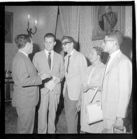 Fotografia "Ministro Evandro Lins com presos Venezuelanos com a Sra. Eunice Torres Calazans, esposa do Sr. José Rodrigues Melo, brasileiro preso na Venezuela, Reportagem de Oscar" ([Local n/d] , 1963) [negativo]. / Fotógrafo(a): Adnré.  -- ITEM-0011.