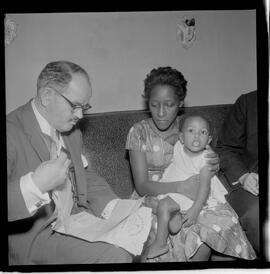 Fotografia "Garrincha - (Senhora) Caso do Desquite de Garrincha em Páu Grande (Reportagem em sua residência com festividades de aniversário de uma de suas Filhas), Reportagem de Oscar Cardoso" ([Local n/d] , 1963) [negativo]. / Fotógrafo(a): Joel.  -- ITEM-0010.