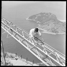 Fotografia "Reportagem sobre homens que trabalham arriscando vidas" ([Local n/d] , [Data n/d]) [negativo]. / Fotógrafo(a): [Autoria n/d].  -- ITEM-0004.