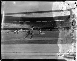 Fotografia "Esporte - Futebol / América x Bangú" ([Local n/d] , [Data n/d]) [negativo]. / Fotógrafo(a): Angelo.  -- ITEM-0003.