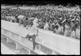 Fotografia "Futebol - R.J. (Campeonato Carioca - Jogo Botafogo x Fluminense), Seção: Esportes" ([Local n/d] , [Data n/d]) [negativo]. / Fotógrafo(a): Equipe.  -- ITEM-0143.