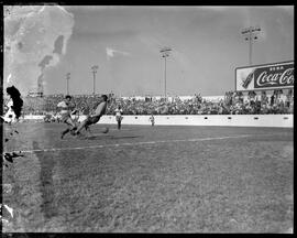 Fotografia "Esporte - Futebol Olaria x Vasco" ([Local n/d] , [Data n/d]) [negativo]. / Fotógrafo(a): Domingos.  -- ITEM-0005.