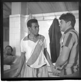 Fotografia "VASCO DA GAMA F.R.' Reunião no Departamento Médico do Vasco da Gama e os jogadores Saulzinho e Maurinho e treino), Reportagem de Esporte" ([Local n/d] , 1963) [negativo]. / Fotógrafo(a): Democrito.  -- ITEM-0004.