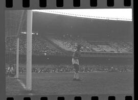 Fotografia "FLUMINENSE X BONSUCESSO; 'CAPEONATO [CAMPEONATO] CARIOCA DE FUTEBOL PROFISSIONAIS' Jogo no Maracanã - Fluminense x Bonsucesso (3x0), sendo que este jogo foi anulado devido a irregularidade havida), Reportagem de Esporte" ([Local n/d] , 1963) [negativo]. / Fotógrafo(a): Demócrito; Ribeiro.  -- ITEM-0045.