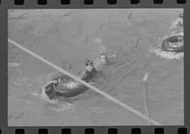 Fotografia "Manobras em Ribeirão das Lages (Paraquedistas: Sobrevivência na Selva operação); 'PARAQUEDISTAS' PARAQUEDISTAS em manobra em Ribeirão das Lages" ([Local n/d] , 1963) [negativo]. / Fotógrafo(a): Méra; Caban.  -- ITEM-0022.