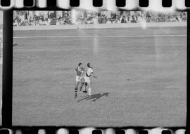 Fotografia "Jogos Campeonato Carioca; 'CAMPEONATO CARIOCA DE 1963' de PROFISSIONAIS (1º Turno) Jogos Vasco x Fluminense (3 x 1) Botafogo x Canto do Rio (3 x 0) America x Madureira (5 x 2) e Olaria x Portuguesa, Reportagem de Esporte" ([Local n/d] , 1963) [negativo]. / Fotógrafo(a): Equipe.  -- ITEM-0005.