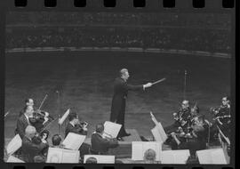 Fotografia "C/ Antonio Carlos Festival de Wagner (concerto musical); 'FESTIVAL DE WAGNER' Festival Wagner (realizado no Maracanãzinho), Reportagem de Antonio Carlos" ([Local n/d] , 1963) [negativo]. / Fotógrafo(a): Roberto.  -- ITEM-0011.