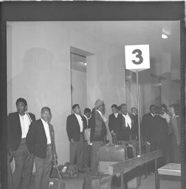 Fotografia "Galeão chegada do clube Alianza de Lima; 'FUTEBOL = EQUIPE DO ALIANZA DE LIMA' Chegada no Galeão de 'Alianza de Lima', Reportagem de Esporte" ([Local n/d] , 1963) [negativo]. / Fotógrafo(a): Demócrito.  -- ITEM-0011.