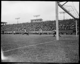 Fotografia "Futebol - Jogos diversos de domingo dia 30/12/1951" ([Local n/d] , 1951) [negativo]. / Fotógrafo(a): [Autoria n/d].  -- ITEM-0051.