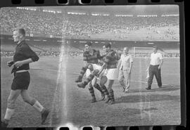 Fotografia "FUTEBOL = 'CAMPEONATO CARIOCA DE PROFISSIONAIS' Jogo Flamengo x Botafogo (3 x 1), America x Portuguesa (2 x 1), Madureira x Bangu (1 x 2), C. Grande x S. Cristovão (1 x 0) e C. Rio x Olaria (1 x 7), Reportagem de Esporte" ([Local n/d] , 1963) [negativo]. / Fotógrafo(a): Equipe.  -- ITEM-0277.