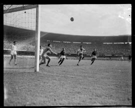 Fotografia "Esportes - Futebol - Diversos" ([Local n/d] , [Data n/d]) [negativo]. / Fotógrafo(a): [Autoria n/d].  -- ITEM-0016.