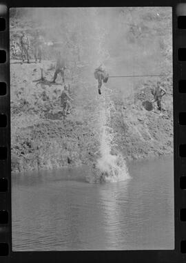 Fotografia "Manobras em Ribeirão das Lages (Paraquedistas: Sobrevivência na Selva operação); 'PARAQUEDISTAS' PARAQUEDISTAS em manobra em Ribeirão das Lages" ([Local n/d] , 1963) [negativo]. / Fotógrafo(a): Méra; Caban.  -- ITEM-0014.