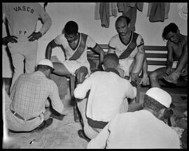 Fotografia "Esporte - Futebol, Jogos do dia 16 de dezembro de 1951" ([Local n/d] , 1951) [negativo]. / Fotógrafo(a): Equipe.  -- ITEM-0017.