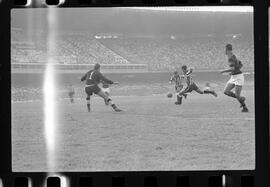 Fotografia "FUTEBOL = 'CAMPEONATO CARIOCA DE PROFISSIONAIS' Jogo Flamengo x Botafogo (3 x 1), America x Portuguesa (2 x 1), Madureira x Bangu (1 x 2), C. Grande x S. Cristovão (1 x 0) e C. Rio x Olaria (1 x 7), Reportagem de Esporte" ([Local n/d] , 1963) [negativo]. / Fotógrafo(a): Equipe.  -- ITEM-0194.