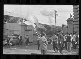 Fotografia "Sindicato dos Ferroviários' Leopoldina - Reunião no Sindicato dos Ferroviários - Volta ao trabalho" ([Local n/d] , 1963) [negativo]. / Fotógrafo(a): Ribeiro.  -- ITEM-0023.