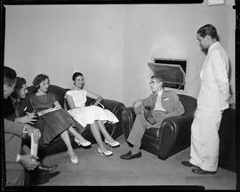 Fotografia "Visita de Miss Universitária a 'Última Hora'" ([Local n/d] , [Data n/d]) [negativo]. / Fotógrafo(a): Milagres - Demócrito.  -- ITEM-0001.