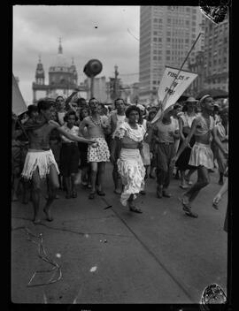 Fotografia "Carnaval de 1952 na Avenida Presidente" ([Local n/d] , 1952) [negativo]. / Fotógrafo(a): Equipe.  -- ITEM-0002.