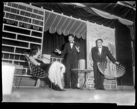Fotografia "Homenagem no teatro Foles [Folies] a 'Última Hora'" ([Local n/d] , [Data n/d]) [negativo]. / Fotógrafo(a): Santos.  -- ITEM-0001.