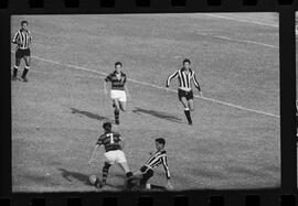 Fotografia "FUTEBOL = 'CAMPEONATO CARIOCA DE PROFISSIONAIS' Jogo Flamengo x Botafogo (3 x 1), America x Portuguesa (2 x 1), Madureira x Bangu (1 x 2), C. Grande x S. Cristovão (1 x 0) e C. Rio x Olaria (1 x 7), Reportagem de Esporte" ([Local n/d] , 1963) [negativo]. / Fotógrafo(a): Equipe.  -- ITEM-0179.