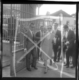 Fotografia "Caso Hélio Fernandes - visitas dos advogados de seus advogados Prado Kelli e Prudente de Morais Neto e sua esposa Sra. Rosinha Fernandes e seu irmão Millor Fernandes, no Quartel da PM), Reportagem de Nelson Silva" ([Local n/d] , 1963) [negativo]. / Fotógrafo(a): Alvaro.  -- ITEM-0009.