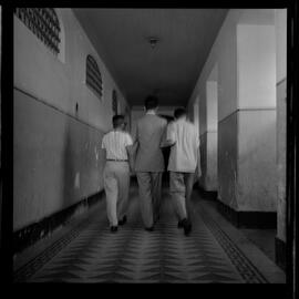 Fotografia " Suíte' da greve dos cegos, [Reportagem?] com Paulo Siqueira" ([Local n/d] , [Data n/d]) [negativo]. / Fotógrafo(a): Ribeiro.  -- ITEM-0005.