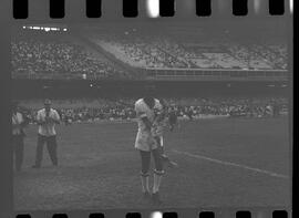 Fotografia "FLUMINENSE X BONSUCESSO; 'CAPEONATO [CAMPEONATO] CARIOCA DE FUTEBOL PROFISSIONAIS' Jogo no Maracanã - Fluminense x Bonsucesso (3x0), sendo que este jogo foi anulado devido a irregularidade havida), Reportagem de Esporte" ([Local n/d] , 1963) [negativo]. / Fotógrafo(a): Demócrito; Ribeiro.  -- ITEM-0042.