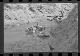 Fotografia "Manobras em Ribeirão das Lages (Paraquedistas: Sobrevivência na Selva operação); 'PARAQUEDISTAS' PARAQUEDISTAS em manobra em Ribeirão das Lages" ([Local n/d] , 1963) [negativo]. / Fotógrafo(a): Méra; Caban.  -- ITEM-0039.