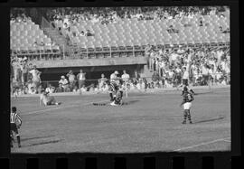 Fotografia "FUTEBOL = 'CAMPEONATO CARIOCA DE PROFISSIONAIS' Jogo Flamengo x Botafogo (3 x 1), America x Portuguesa (2 x 1), Madureira x Bangu (1 x 2), C. Grande x S. Cristovão (1 x 0) e C. Rio x Olaria (1 x 7), Reportagem de Esporte" ([Local n/d] , 1963) [negativo]. / Fotógrafo(a): Equipe.  -- ITEM-0177.