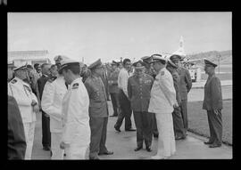 Fotografia "Jango em Recife; Jango Goulart em Recife. sendo recebido pelo Governador Miguel Arraes no Aeroporto do Estado.)" ([Local n/d] , 1963) [negativo]. / Fotógrafo(a): Sucursal.  -- ITEM-0019.