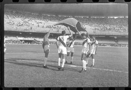 Fotografia "Jogos Campeonato Carioca; 'CAMPEONATO CARIOCA DE 1963' de PROFISSIONAIS (1º Turno) Jogos Vasco x Fluminense (3 x 1) Botafogo x Canto do Rio (3 x 0) America x Madureira (5 x 2) e Olaria x Portuguesa, Reportagem de Esporte" ([Local n/d] , 1963) [negativo]. / Fotógrafo(a): Equipe.  -- ITEM-0072.