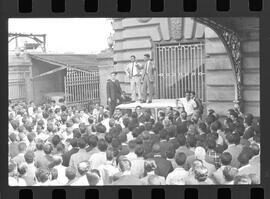 Fotografia "Sindicato dos Ferroviários' Leopoldina - Reunião no Sindicato dos Ferroviários - Volta ao trabalho" ([Local n/d] , 1963) [negativo]. / Fotógrafo(a): Ribeiro.  -- ITEM-0013.