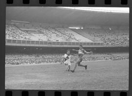 Fotografia "CAMPEONATO CARIOCA DE PROFISSIONAIS DE 1963' (1º Turno) Jogo Vasco da Gama x Olaria (1 x 0) no Maracanã" ([Local n/d] , 1963) [negativo]. / Fotógrafo(a): Demócrito; Ribeiro.  -- ITEM-0052.