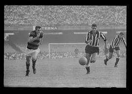 Fotografia "FUTEBOL = 'CAMPEONATO CARIOCA DE PROFISSIONAIS' Jogo Flamengo x Botafogo (3 x 1), America x Portuguesa (2 x 1), Madureira x Bangu (1 x 2), C. Grande x S. Cristovão (1 x 0) e C. Rio x Olaria (1 x 7), Reportagem de Esporte" ([Local n/d] , 1963) [negativo]. / Fotógrafo(a): Equipe.  -- ITEM-0228.