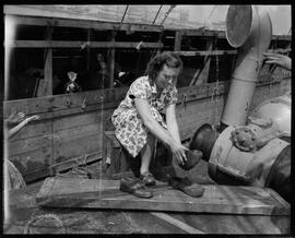 Fotografia "Polícia Marítima - chegada de emigrantes" ([Local n/d] , [Data n/d]) [negativo]. / Fotógrafo(a): Oswaldo Matos.  -- ITEM-0003.