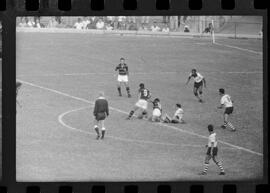 Fotografia "CAPEONATO [CAMPEONATO] CARIOCA DE 1963' (PROFISSIONAIS) (1º Turno) Jogo Famengo [Flamengo] x Campo Grande (5 x 0); Jogo Flamengo e Campo Grande, Reportagem de Esporte" ([Local n/d] , 1963) [negativo]. / Fotógrafo(a): Ribeiro; Demócrito.  -- ITEM-0096.