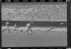 Fotografia "Jogos Campeonato Carioca; 'CAMPEONATO CARIOCA DE 1963' de PROFISSIONAIS (1º Turno) Jogos Vasco x Fluminense (3 x 1) Botafogo x Canto do Rio (3 x 0) America x Madureira (5 x 2) e Olaria x Portuguesa, Reportagem de Esporte" ([Local n/d] , 1963) [negativo]. / Fotógrafo(a): Equipe.  -- ITEM-0011.